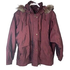 Towne by London Fog Women’s jacket. Iridescent burgundy with fur trim hood Sz L